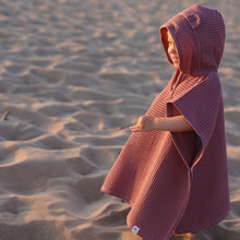 Charger l&#39;image dans la galerie, Poncho à Capuche Enfant - Vieux Rose Foncé
