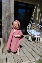 Charger l&#39;image dans la galerie, Poncho à Capuche Enfant - Vieux Rose Foncé
